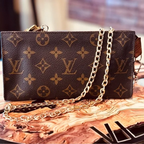 LOUIS VUITTON GM Monogram Pochette/Pouch Mini Bag. - Picture 3 of 13